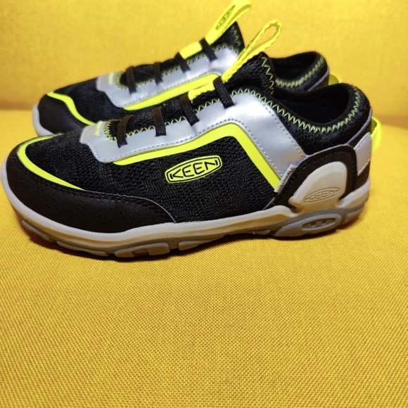 KEEN Knotch Tracer Unisex Kids Active Comfortable Black Silver  Sneaker Size 2 - Picture 1 of 9